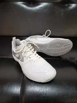 Sepatu badminton