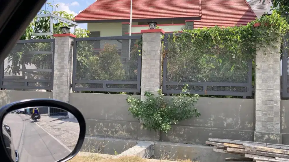 Dijual Rumah dgn halaman luas , lokasi tenang dan strategis (NEGO)