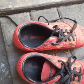 Sepatu sepak bola anak no 37