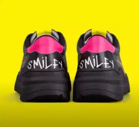 Sepatu sneaker kolektor kolaborasi smiley