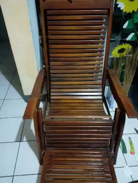 Kursi kayu goyang antik