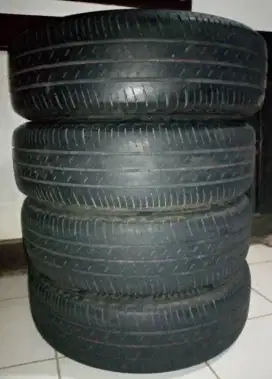 Ban mobil second/Ban mobil bekas merk Bridgestone 4 buah, 175/65 R14