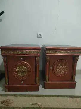 Meja nakas dua.