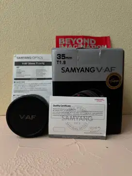Lensa Samyang V-AF 35mm T1.9