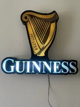 Lampu reklame Guinness kondisi nyala