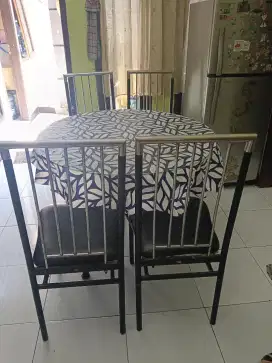 Meja makan 4 kursi