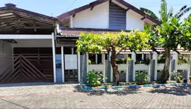 Dijual Rumah Lama Bagus Terawat di Manyar Lokasi Strategis