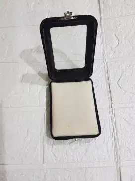 Display liontin