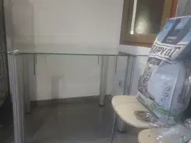 Meja makan kokoh