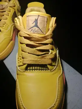 Sepatu basket Jordan retro 4