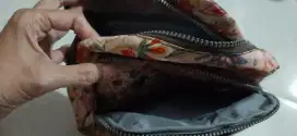 Tas pinggang merah dan tas selempang