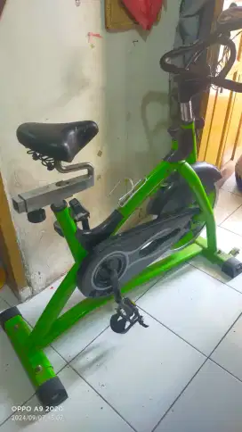 Alat olahraga fitness sepeda statis spinning bike