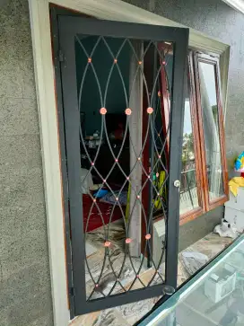 Tempahan pintu besi, railing tangga, jerjak jendela, kanopi seng dll