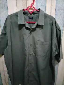 PRELOVED UNIQLO KEMEJA ARMY LENGAN PENDEK