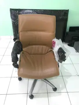 Kursi kantor warna coklat masih bagus