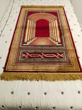 Sajadah tebal 70x120 asli dari Saudi Arabia.