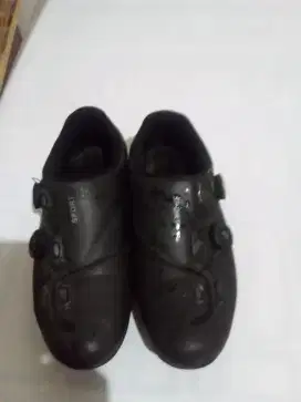 Di jual SEPATU SPORT .