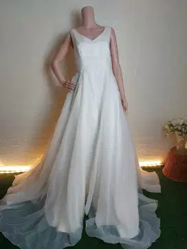 Gaun modern pengantin broken white
