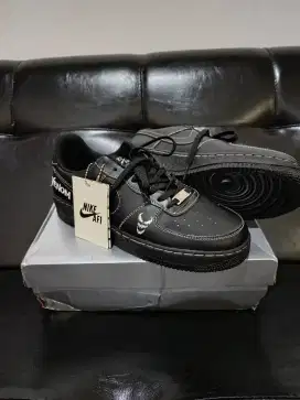 Sepatu hitam Venom