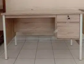 Meja Kerja 1/2 Biro Kaki Besi