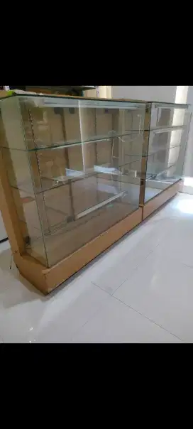 Etalase kaca kondisi sangat terawat