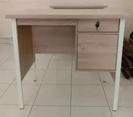 Meja Kerja Kecil Kaki Besi