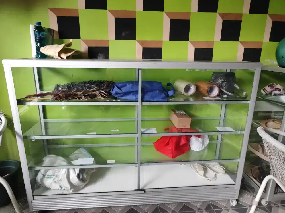 Etalase kaca pajangan dagangan usaha
