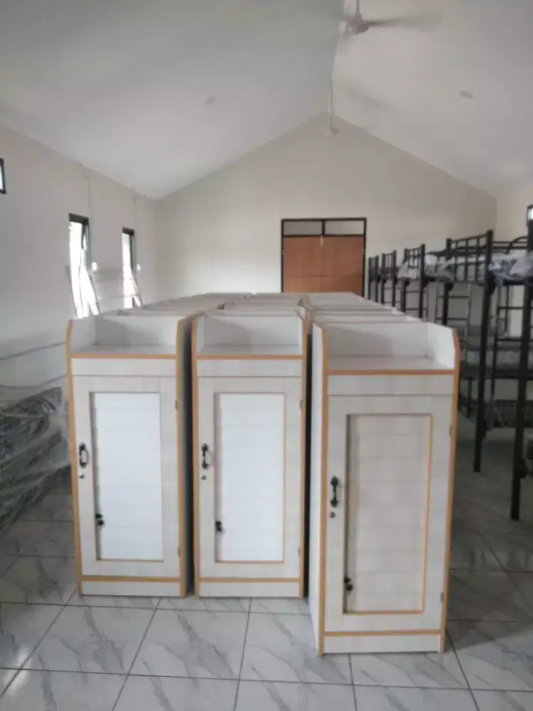 Lemari baju/lemari santri lengkap dengan tempat kitab diatasnya