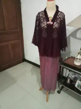 Kebaya brokat burgundy