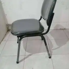 Kursi hadap kaki pipa