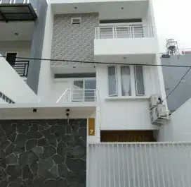 Dijual Rumah 3 Lantai Di Perumahan Greenville