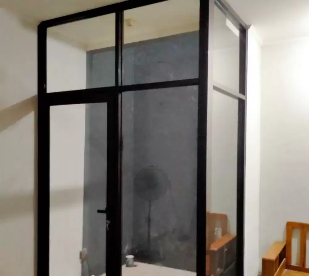 Pemasangan kaca dan alimunium