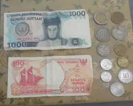 Uang kertas dan koin kuno