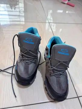Sepatu gunung baru