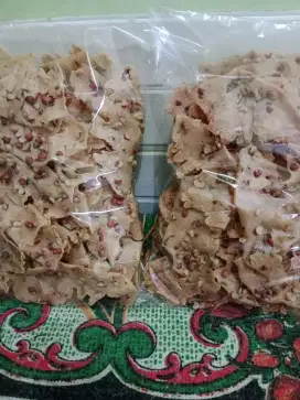 Peyek kacang dan kue bawang