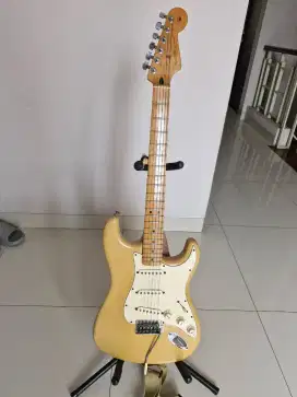 Fender stratocaster made in Mexico warna cream maple neck