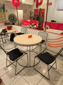 Meja Bulat Set Kursi Besi Plus Bantal - Meja Teras Bulat - Meja Cafe