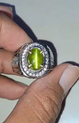 Chrysoberyl cat eye unheated untread yellowish green, strong line,