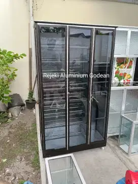 Rak sepatu jumbo hitam bawah keramik roda
