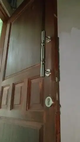 Pintu kayu dan gagang pintu buat kunci