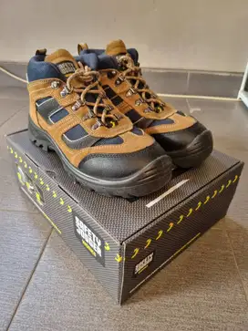 Sepatu Safety Jogger ukuran 41