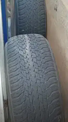 Ban Dunlop 265/65 R17 
bekas Pajero, ada 2 biji