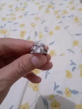 Cincin wanita bermahkota permata