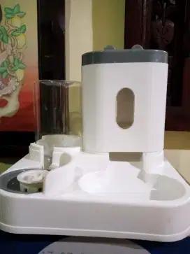 Dispenser makan & minum kucinh