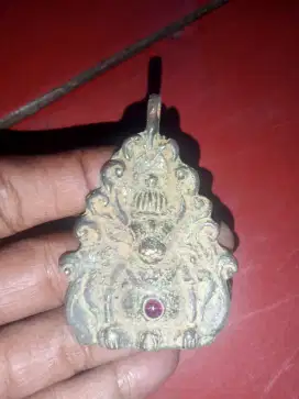 Liontin unik antik