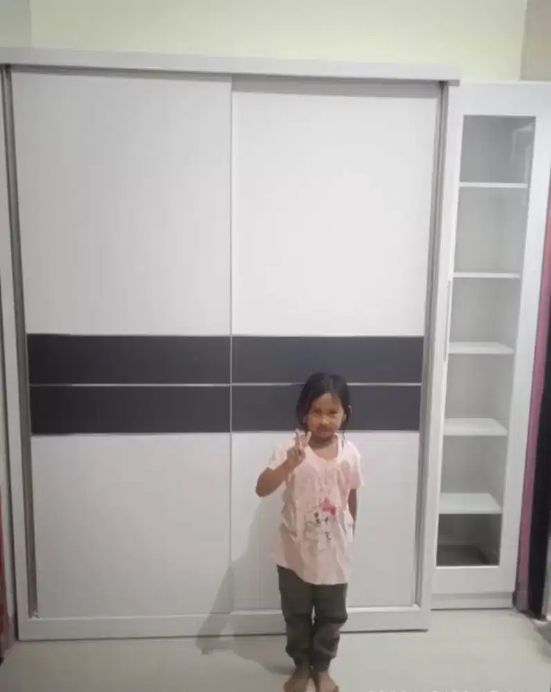 Lemari baju dan meja belajar