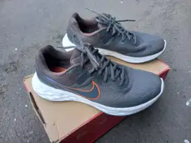 Sepatu running nike revolution 6 ori size 43,5