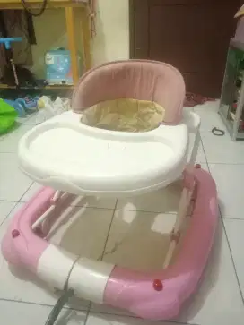 Babywalker alat bantu belajar jalan bayi