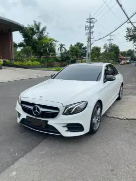 MERCRDES BENZ E300 AMG LINE (WHITE)