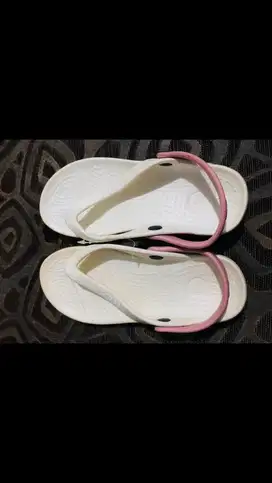 Sendal Crocs wanita warna putih strap pink cakep murah